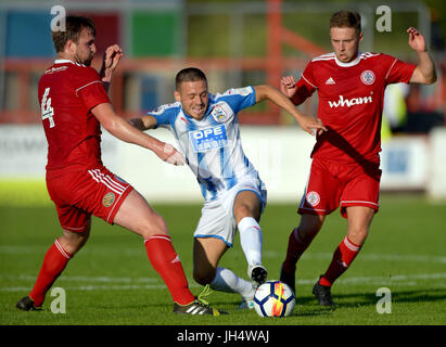 Huddersfield Town Jack Payne konkurriert gegen Accrington Stanley Mark Hughes (links) und Jordan Clark während Vorbereitungsspiel Stadium der Wham, Accrington. Stockfoto