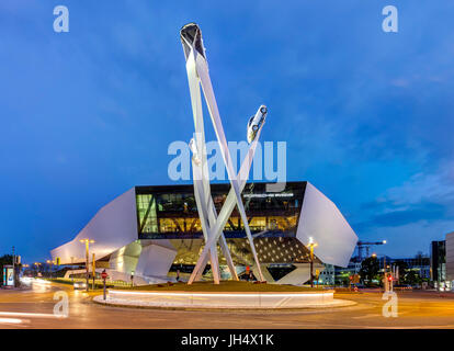 Porsche Museum in Stuttgart-Zuffenhausen, außen, mit Kunstwerken Inspiration 911' am Porscheplatz Stockfoto