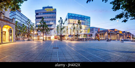 Schlossplatz Stuttgart, Panorama Foto. Kunst Museum, King's Gebäude. Stockfoto