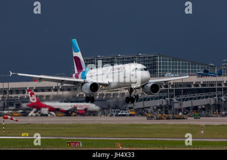 Flughafen Stuttgart mit Terminal, Landung Airbus A319 Eurowings. Stockfoto