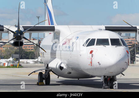 Flugzeug ATR 72 500 Swiftair Fluggesellschaft in Adolfo Suarez Flughafen Madrid - Barajas, geparkt. Vordergrund. Sonniger Tag mit blauem Himmel und Wolken. Stockfoto