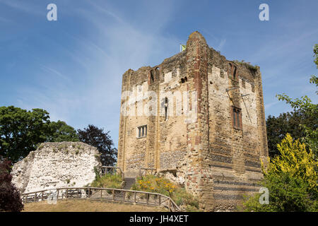 Blauer Himmel und weiße Whisky Wolken hinter der Bergfried der Burgruine Guildford. Stockfoto