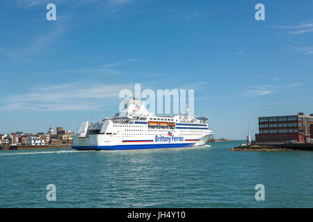 Verbesserte Farbfoto von Brittany Ferries Normandie verlässt Portsmouth Harbour. Spice Island und alte Portsmouth im Hintergrund. Stockfoto