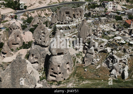 Felsformationen in Uchisar Stadt, Kappadokien, Türkei Stockfoto