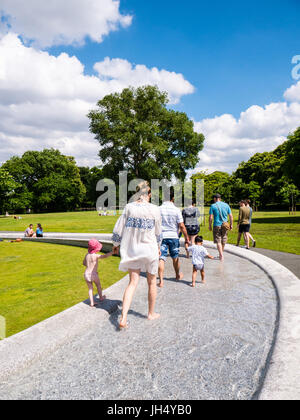 Die Menschen Sie genießen Sonne, Prinzessin Diana Memorial Fountain, Hyde Park, London, England Stockfoto