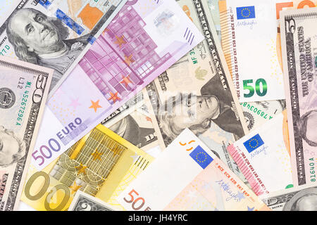 Hintergrund aus Euro und Dollar-Banknoten hergestellt. Stockfoto
