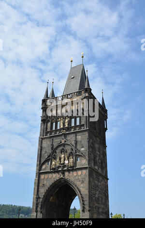 Die alten Altstädter Brückenturm auf der Karlsbrücke in Prag, Tschechische Republik an einem sonnigen Tag Stockfoto