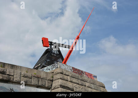 Die berühmten roten Metronom in Prag, Tschechische Republik, von unten Stockfoto