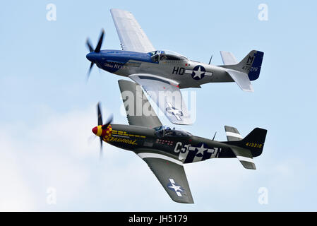 Ein Paar P-51 Mustang Flugzeuge, die auf einer Flugschau fliegen Stockfoto