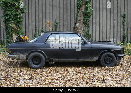 Budapest, Ungarn - 10. November 2016: Alte W123 Mercedes Retro-Auto auf verlassenen Fabrik Pflanze Stockfoto