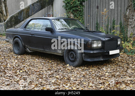 Budapest, Ungarn - 10. November 2016: Alte W123 Mercedes Retro-Auto auf verlassenen Fabrik Pflanze Stockfoto