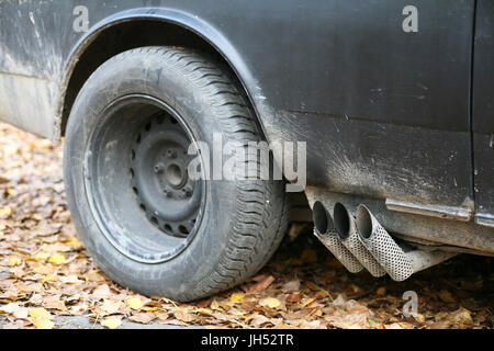 Budapest, Ungarn - 10. November 2016: Details eines alten W123 Mercedes Retro-Autos parkten auf verlassenen Fabrik Pflanze Stockfoto