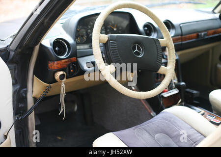 Budapest, Ungarn - 10. November 2016: Cockpit eines alten W123 Mercedes Retro-Autos parkten auf verlassenen Fabrik Pflanze Stockfoto