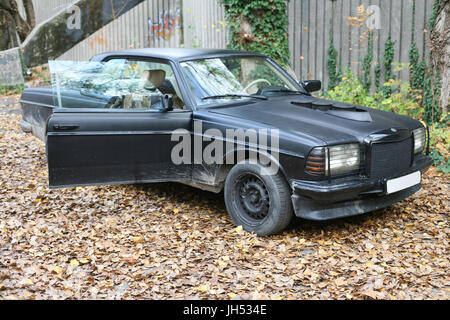 Budapest, Ungarn - 10. November 2016: Alte W123 Mercedes Retro-Auto auf verlassenen Fabrik Pflanze Stockfoto