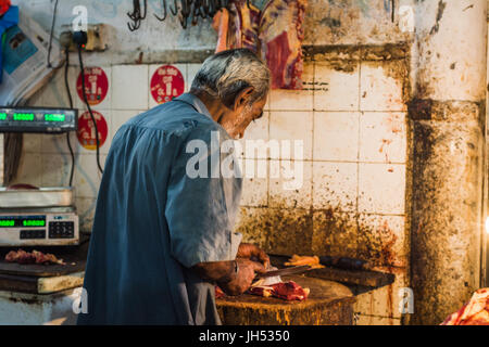 Kandy, Sri Lanka - ca. Juli 2014 - ein Metzger auf einem lokalen Markt Stockfoto