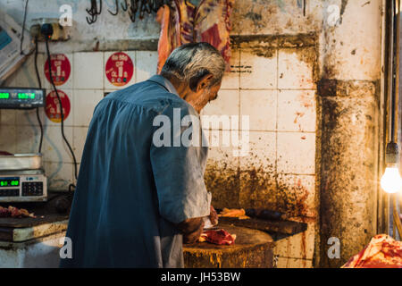 Kandy, Sri Lanka - ca. Juli 2014 - ein Metzger auf einem lokalen Markt Stockfoto