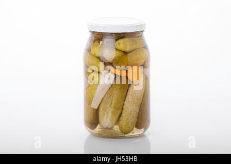 Gläser von hausgemachte Bio Gewürzgurken mit Gemüse isoliert auf weißem Hintergrund Stockfoto