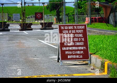 Eingang der Kadena Air Base, ein United States Air Force Base in Naha, Okinawa, beherbergt eine große amerikanische Militärpräsenz der United States Forces Stockfoto