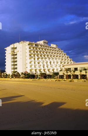 Blick auf das Sheraton Sunmarina Hotel, ein Luxus-Strandhotel befindet sich in Onna, nördlich von Naha auf der Insel Okinawa im Süden Japans. Stockfoto