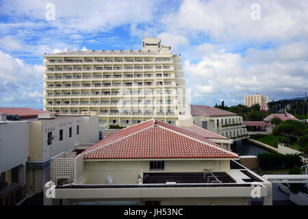 Blick auf das Sheraton Sunmarina Hotel, ein Luxus-Strandhotel befindet sich in Onna, nördlich von Naha auf der Insel Okinawa im Süden Japans. Stockfoto