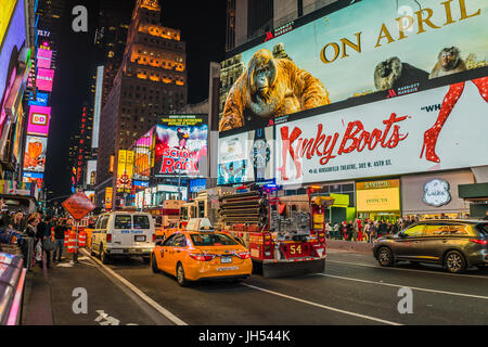 New York - ca. März 2016 - Autos auf den Times square Stockfoto