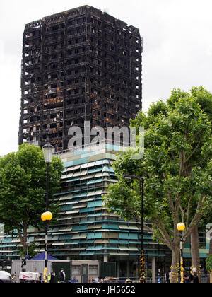 London, UK - 4. Juli 2017: The Grenfell Hochhaus in Kensington, West London, in denen mindestens 80 Menschen gedacht werden, um nach einem Brand gestorben sind. Stockfoto