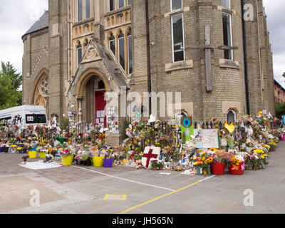 London, UK - 4. Juli 2017: Hommagen an einer Kirche in Kensington verließ, nachdem das Feuer bei Grenfell Turm zu blockieren, in denen mindestens 80 Menschen ha gedacht sind Stockfoto