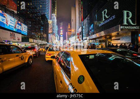 New York - ca. März 2016 - Autos auf den Times square Stockfoto