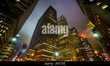 New York, USA - ca. März 2016 - Blick in den Himmel Stockfoto