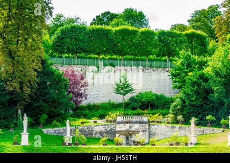 Schöne Aussicht vom Parc de Saint-Cloud. Es ist einer der schönsten Gärten Europas, und 2005 wurde der Park mit Dem Status "Beachtlicher Garten" ausgezeichnet. Stockfoto