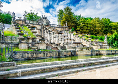 Die Grande Cascade, erbaut 1664-1664 von Antoine Le Pautre, ist ein großer und schön verzierter Brunnen im Parc Saint-Cloud in Paris. Stockfoto