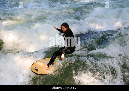 Eisbach Surfer, englischen Garten, München, Bayern, Deutschland Stockfoto