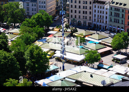 Blick über den Viktualienmarkt mit dem Maibaum, München vom Turm der St. Peter Kirche, Marienplatz, München, Bayern, Deutschland Stockfoto