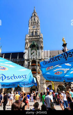 Freiluft-Café Marienplatz mit der Neues Rathaus hinter. München, Bayern, Deutschland Stockfoto