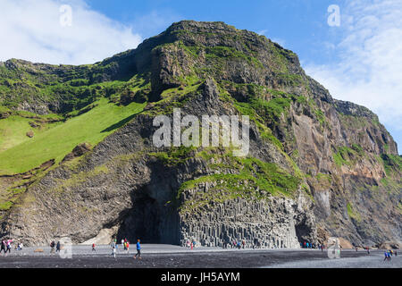 Meer Höhle und Basalt Säulen an den schwarzen Sandstrand am Reynisfjara in Island Stockfoto