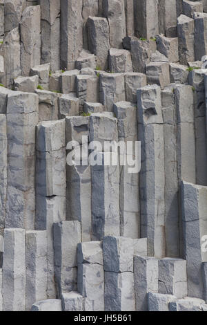 Massive Basalt Felsen am schwarzen Sandstrand am Renisfjara in Island Stockfoto