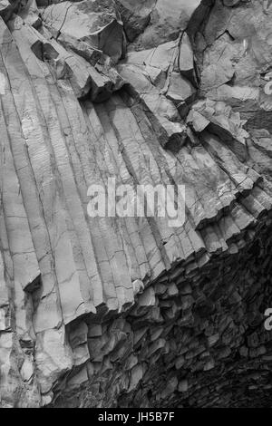 Schwarz / weiß Bild Basaltsäulen am Eingang eine Meereshöhle am Reynisfjara Strand in Island Stockfoto