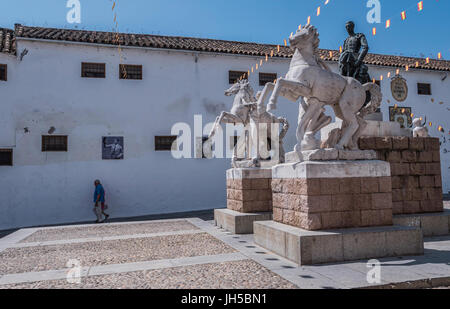 Skulpturenensembles gewidmet der Torero Manolete, genannt "Manuel Rodriguez' befindet sich in dem Platz Conde de Priego, Cordoba, Spanien Stockfoto