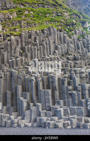 Massive Basalt Felsen am schwarzen Sandstrand am Renisfjara in Island Stockfoto