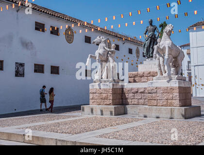 Skulpturenensembles gewidmet der Torero Manolete, genannt "Manuel Rodriguez' befindet sich in dem Platz Conde de Priego, Cordoba, Spanien Stockfoto