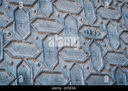 Detail der Tür des Santa Catalina, entworfen mit sechseckigen Formen in Bronze, geben Sie den Hof von Orangenbäumen, Córdoba, Andalusien, Spanien Stockfoto