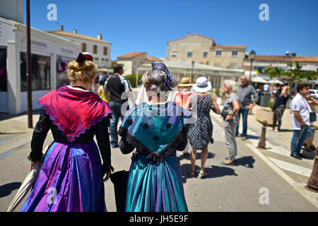 Arlésienne Frauen in Tracht an der Prozession der Heiligen Maria Jacobe und Mary Salome. Stockfoto