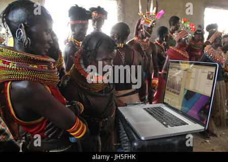 Loiyangaleni, Kenia. 19. Mai 2012. Turkana-Frauen des Arbeitskreises Loiyangalani Sterne betrachten Sie Bilder und Videos, die während der Probe-Session mit KateBul. KateBul, ist eine Nairobi basierte Band teamed oben mit verschiedenen Gemeinschaften-Gruppen aus dem Loiyangaleni Bereich für ein Konzert am letzten Tag des Festivals 2012 Lake Turkana. Bildnachweis: David Mbiyu/Alamy Live-Nachrichten Stockfoto