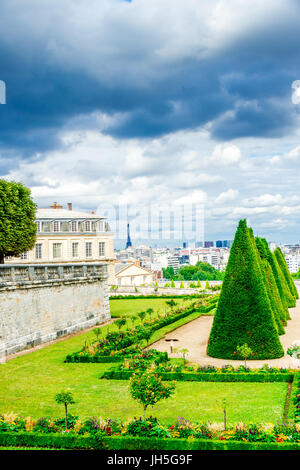 Schöne Reihen von Eibenbäumen im Parc Saint-Cloud, die sich größtenteils in Saint-Cloud, im Hauts-de-seine, in der Nähe von Paris, Frankreich befinden. Stockfoto