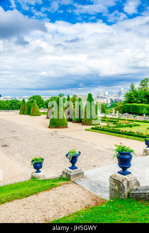 Schöne Reihen von Eibenbäumen im Parc Saint-Cloud, die sich größtenteils in Saint-Cloud, im Hauts-de-seine, in der Nähe von Paris, Frankreich befinden. Stockfoto