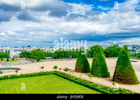 Schöne Reihen von Eibenbäumen im Parc Saint-Cloud, die sich größtenteils in Saint-Cloud, im Hauts-de-seine, in der Nähe von Paris, Frankreich befinden. Stockfoto