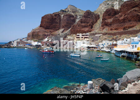 Der kleine Fischerhafen ammoudi unterhalb von Oia, Santorin, Kykladen, aegaeis, Griechenland, Mittelmeer, Europa | Der kleine Fischerhafen ammoudi b Stockfoto