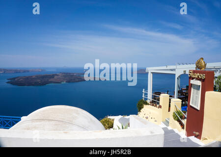 Restaurant am Kraterrand mit Blick auf die Vulkaninsel Nea Kameni, Imerovigli, Santorin, Kykladen, aegaeis, Griechenland, Mittelmeer, Europa | Res Stockfoto