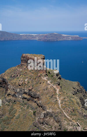 Blick von imerovigli in den Skaros - Felsen, Santorin, Kykladen, aegaeis, Griechenland, Mittelmeer, Europa | Blick von imerovigli zum skaros Felsen, s Stockfoto