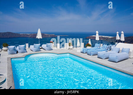 Luxurioeser Poolbereich am Kraterrand mit Blick auf die Caldera, Imerovigli, Santorin, Kykladen, aegaeis, Griechenland, Mittelmeer, Europa | Luxus po Stockfoto